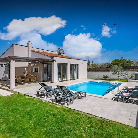 فيلا Bobo Family House With Pool فودنيان المظهر الخارجي الصورة