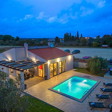فيلا Bobo Family House With Pool فودنيان المظهر الخارجي الصورة