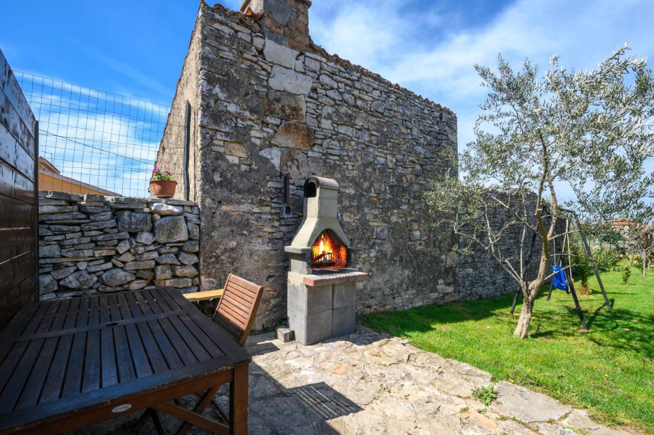 فيلا Bobo Family House With Pool فودنيان المظهر الخارجي الصورة