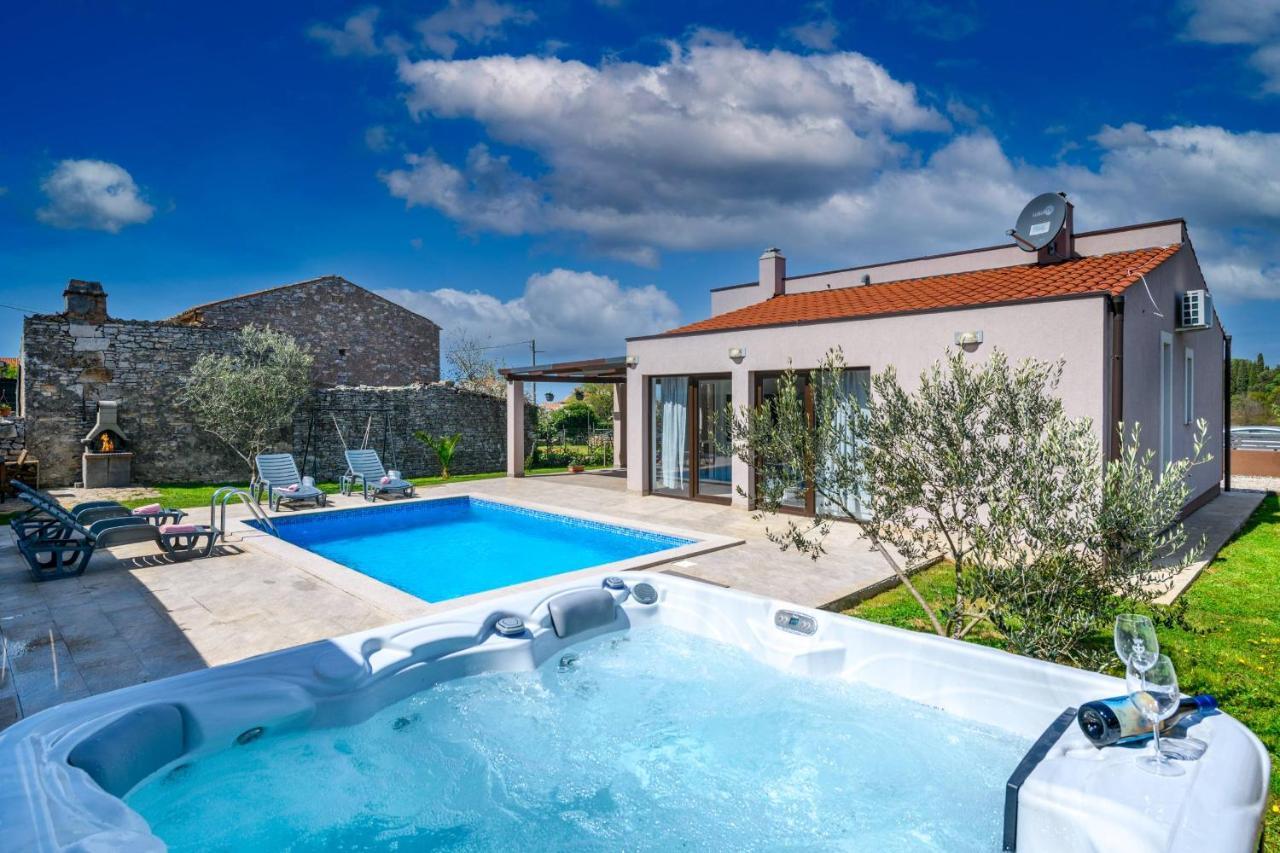 فيلا Bobo Family House With Pool فودنيان المظهر الخارجي الصورة