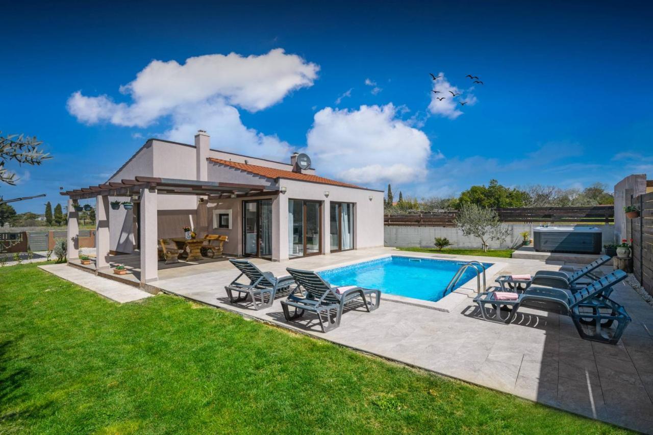 فيلا Bobo Family House With Pool فودنيان المظهر الخارجي الصورة