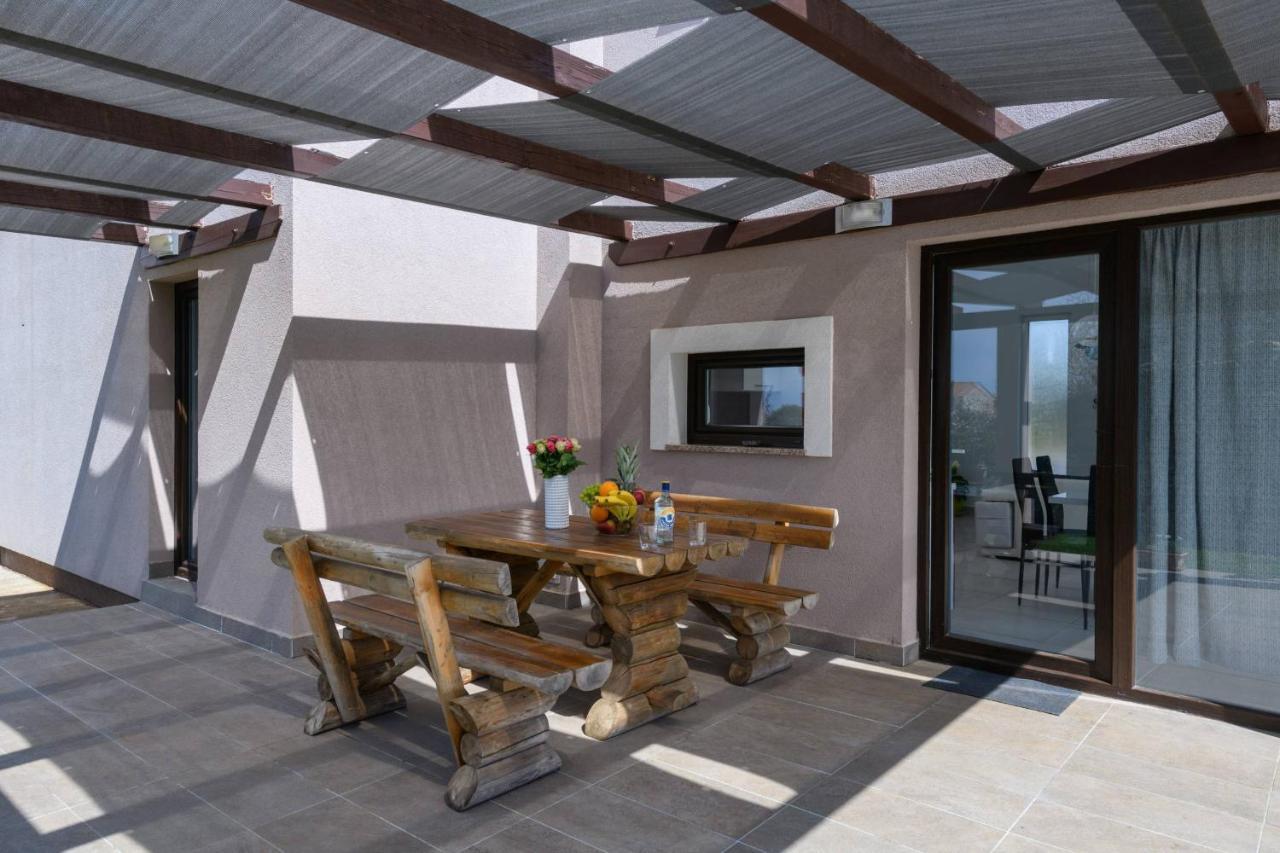 فيلا Bobo Family House With Pool فودنيان المظهر الخارجي الصورة