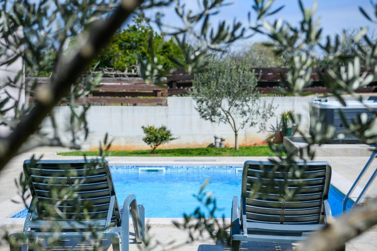 فيلا Bobo Family House With Pool فودنيان المظهر الخارجي الصورة