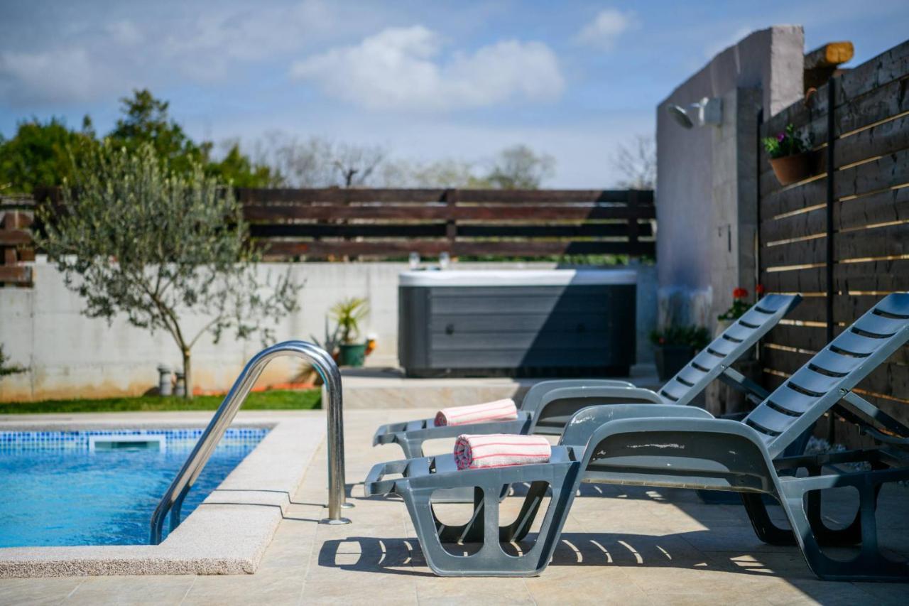 فيلا Bobo Family House With Pool فودنيان المظهر الخارجي الصورة