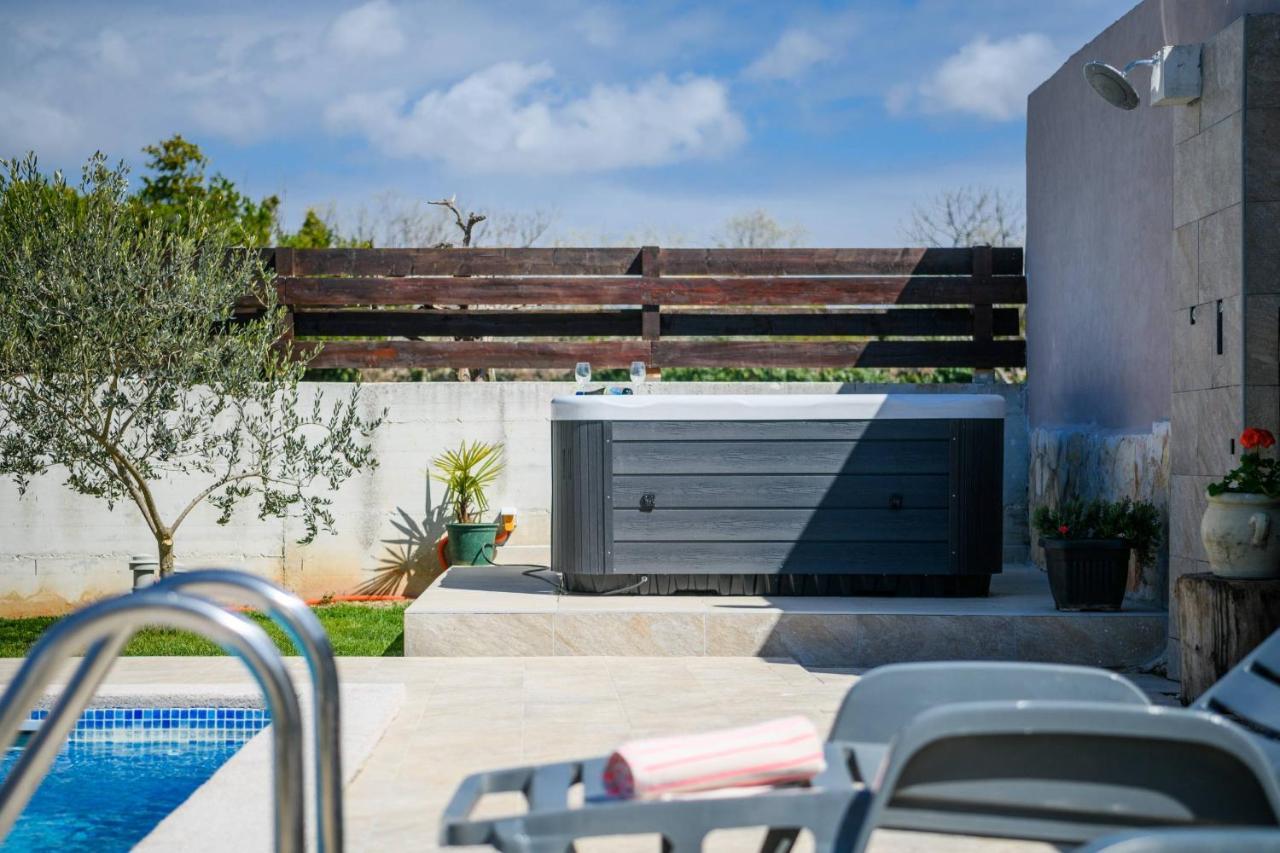 فيلا Bobo Family House With Pool فودنيان المظهر الخارجي الصورة
