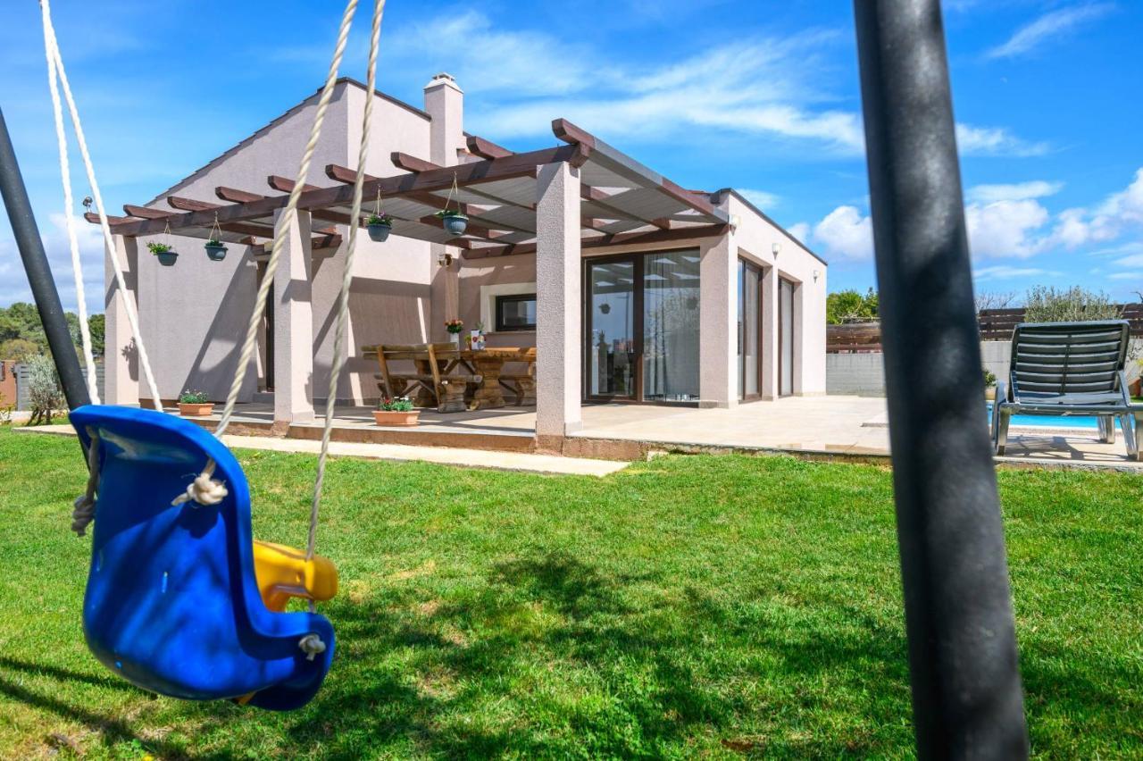 فيلا Bobo Family House With Pool فودنيان المظهر الخارجي الصورة