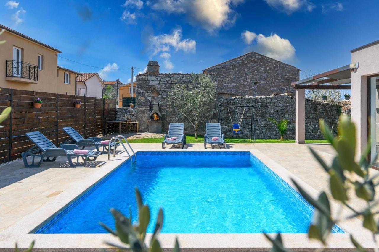 فيلا Bobo Family House With Pool فودنيان المظهر الخارجي الصورة
