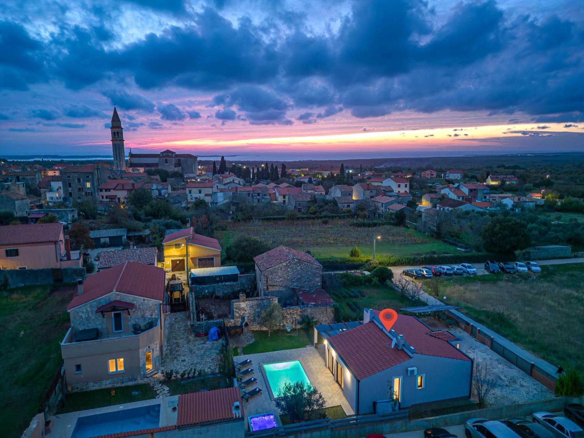 فيلا Bobo Family House With Pool فودنيان المظهر الخارجي الصورة