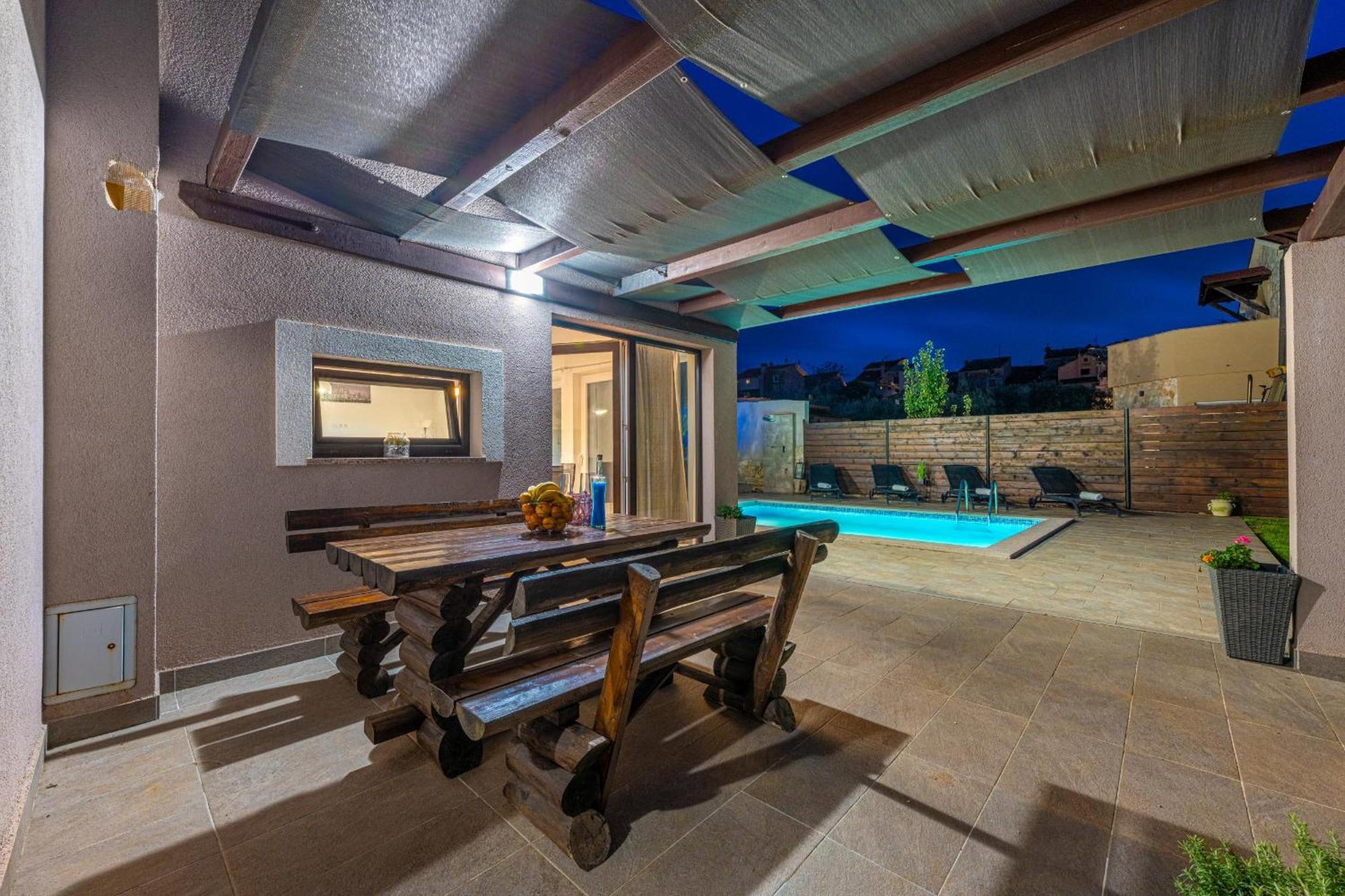 فيلا Bobo Family House With Pool فودنيان المظهر الخارجي الصورة
