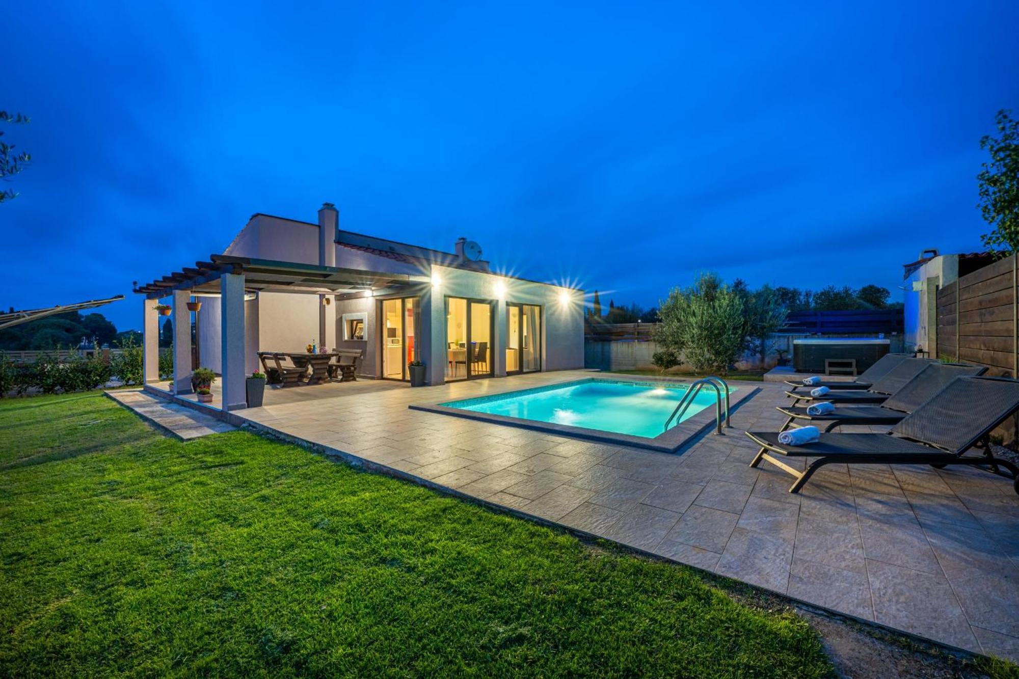 فيلا Bobo Family House With Pool فودنيان المظهر الخارجي الصورة