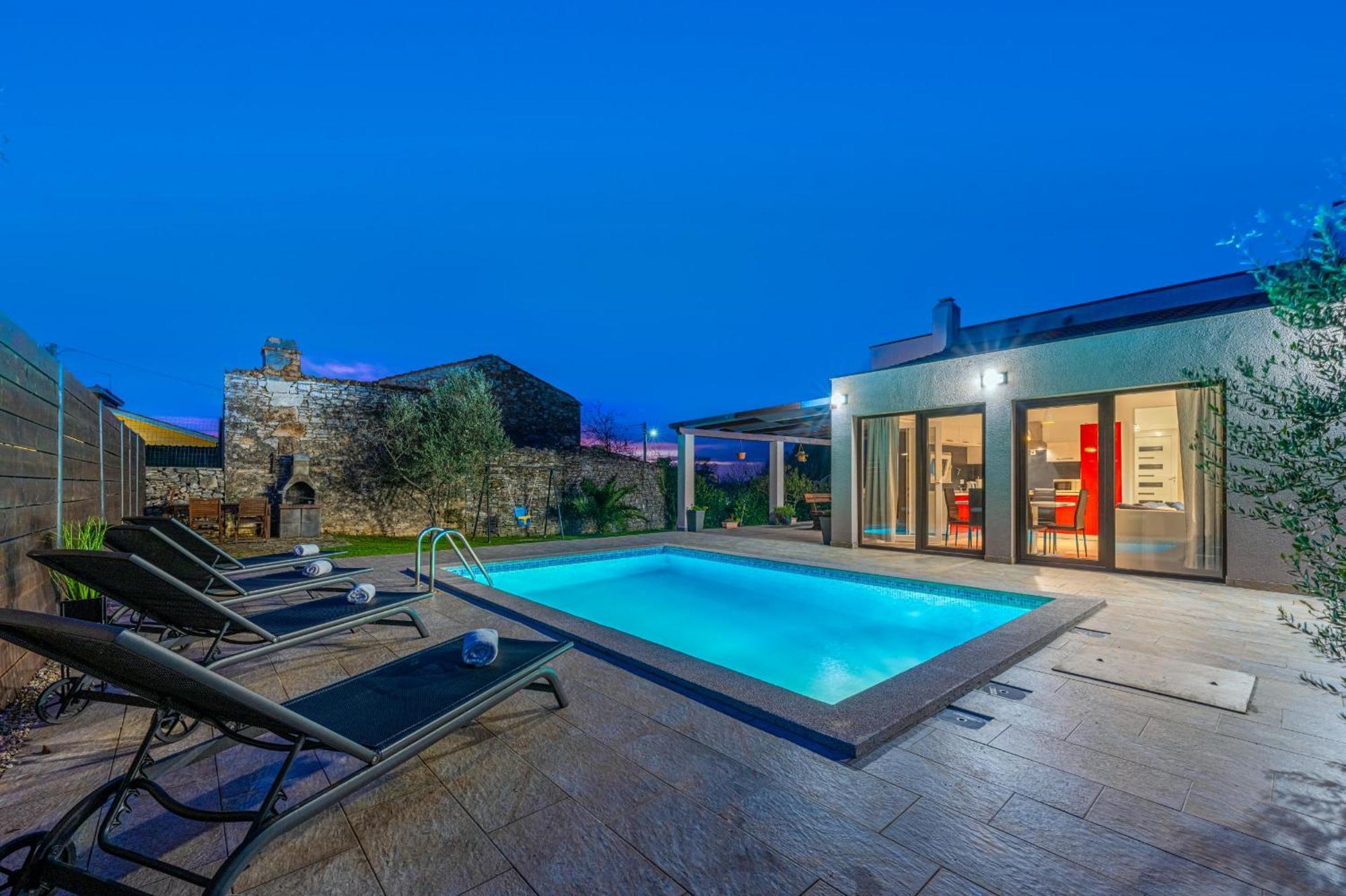 فيلا Bobo Family House With Pool فودنيان المظهر الخارجي الصورة